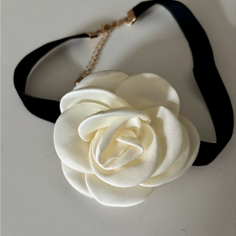 Elegant Cream Flower Choker Necklace